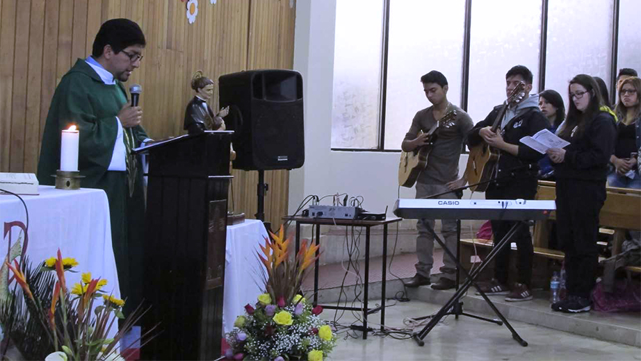 P. Jaime Chela celebra la eucaristía de inicio de semestre