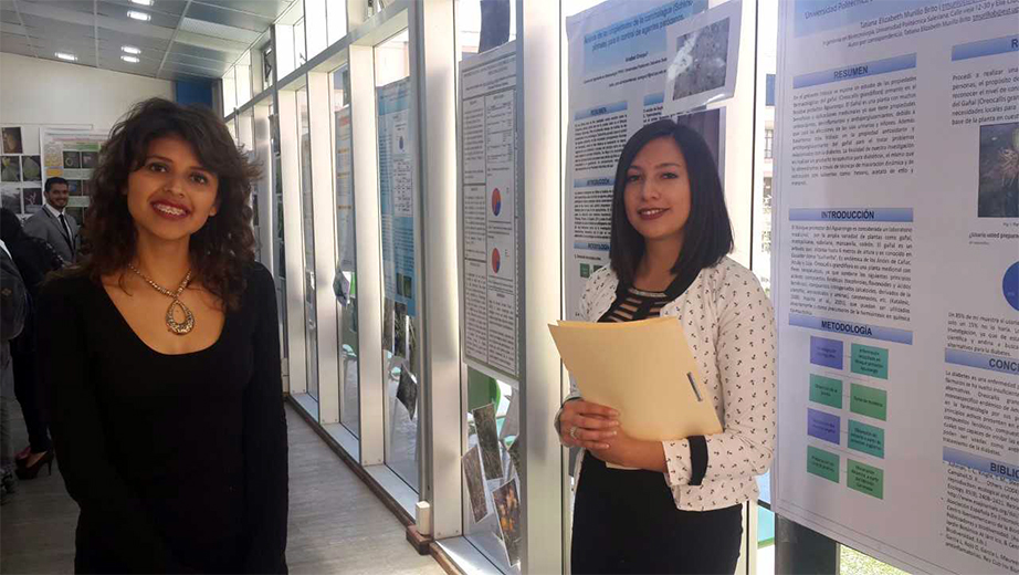 Estudiantes Torres Andrea y Murillo Tatiana en la exposición de los posters científicos