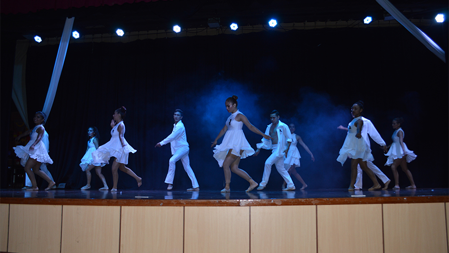 El grupo de Danza Moderna, durante su presentación en el homenaje a Joel Calderón