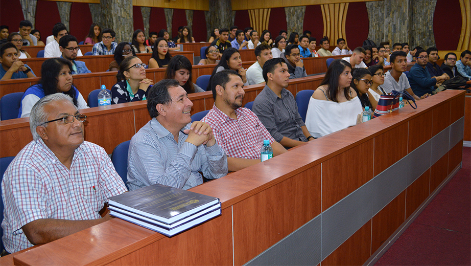 Docentes y estudiantes de la sede Guayaquil que fueron parte de la Jornada Científica