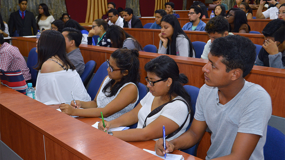 Estudiantes de la UPS que fueron parte del evento