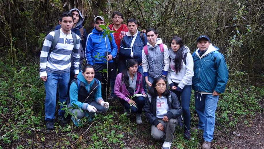 Profesor Fredi Portilla en el Bosque Protector Aguarongo junto a estudiantes de la carrera de Ingeniería Ambiental