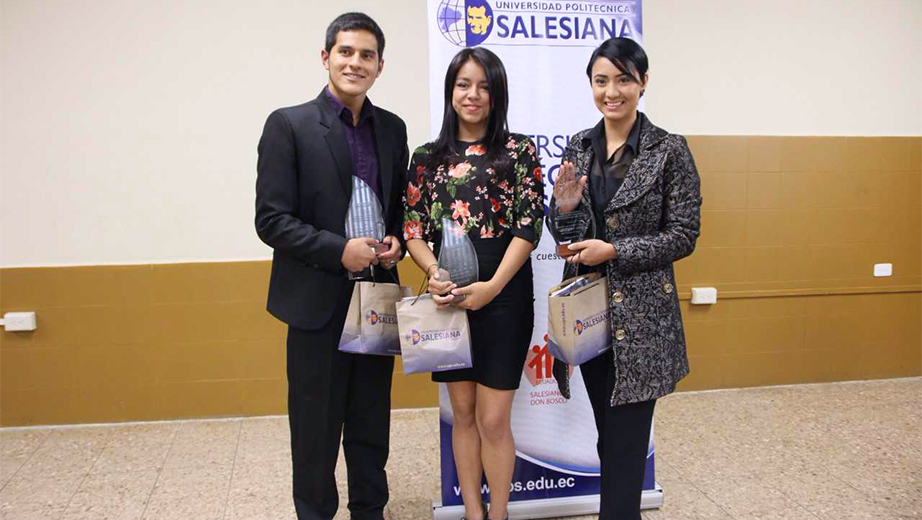 Ganadores del Concurso de Oratoria de la Sede Cuenca: (de izq.) Israel Vivanco, (I) ganador. Karla Herráez tercer lugar y Erika Carrión segundo puesto