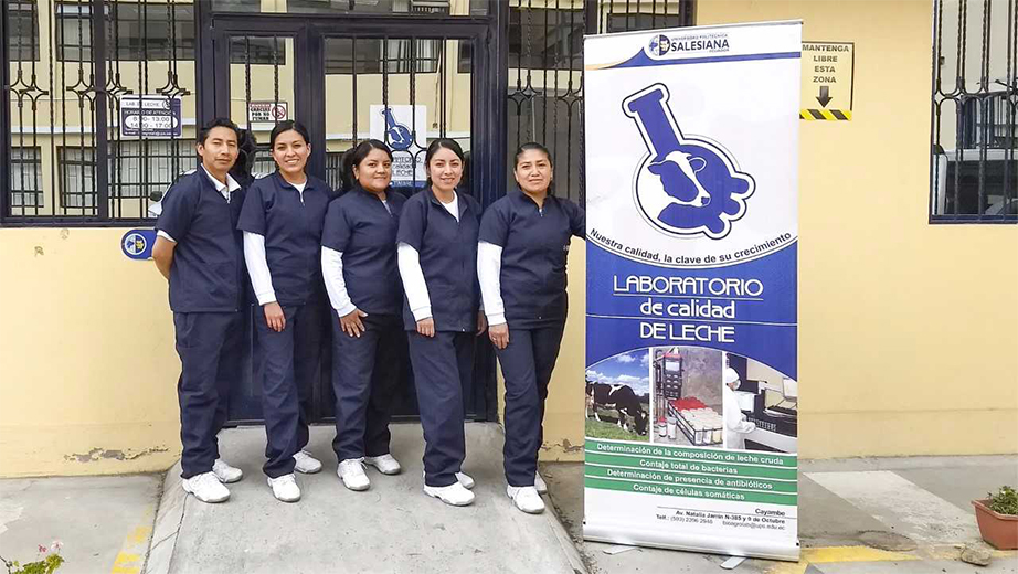 Personal del Laboratorio de la leche UPS ubicado en el Centro de Formación Continua de Cayambe