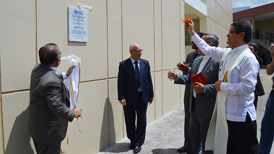 Develamiento de la placa conmemorativa a las autoridades de la UPS