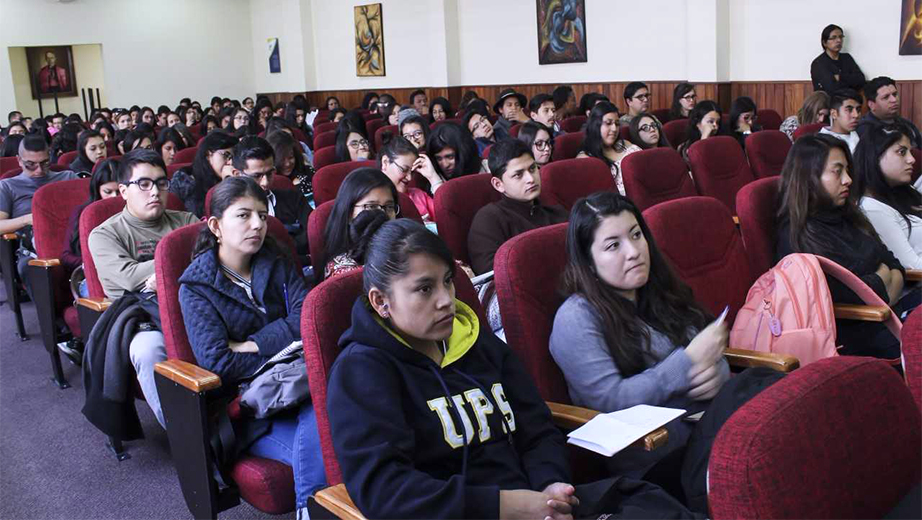 Estudiantes en el auditorio Monseñor Cándido Rada del campus El Girón