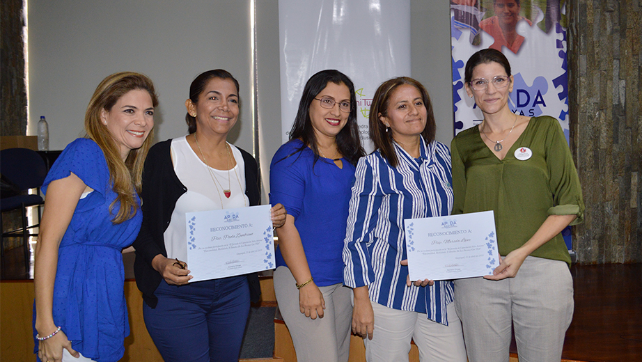 Entrega de reconocimiento a docentes de diversas instituciones de educación básica