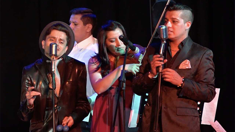 Grupo Iband acompañados de Karol Caicedo (UPS) interpretan el pasillo Sombras de Julio Jaramillo