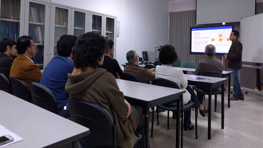 Diego Cabrera presentando su trabajo en un seminario internacional