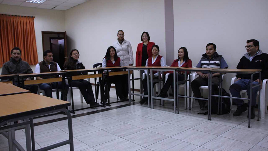 Docentes de las carreras de Educación Inicial y Educación Básica con el grupo de estudiantes que presentaron sus proyectos integradores de saberes