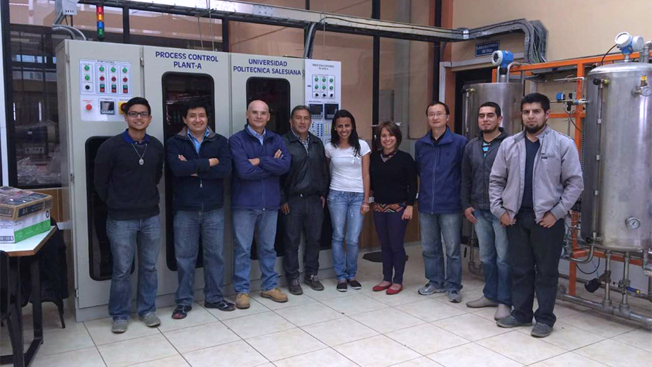 Integrantes del Grupo de investigación GIDTEC en los laboratorios de la UPS sede Cuenca