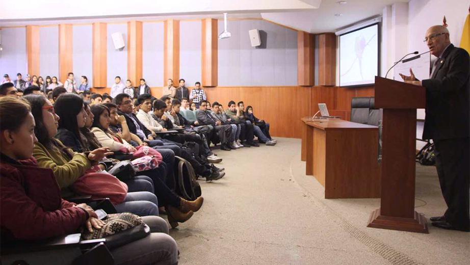 P. Javier Herrán, rector de la UPS anima a los estudiantes a culminar la carrera escogida