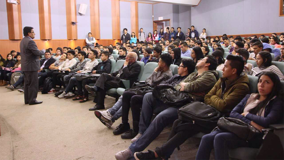 Economista César Vásquez, rector de la UPS durante su intervención