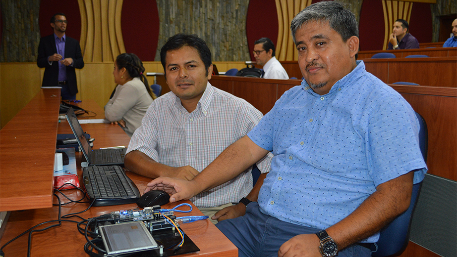 Profesor Pablo Parra (der.) junto al prototipo de algoritmos avanzados de control