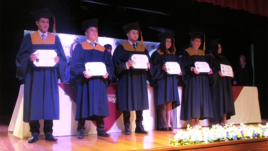 Investidura y entrega de título a los graduados de Gerencia y Liderazgo