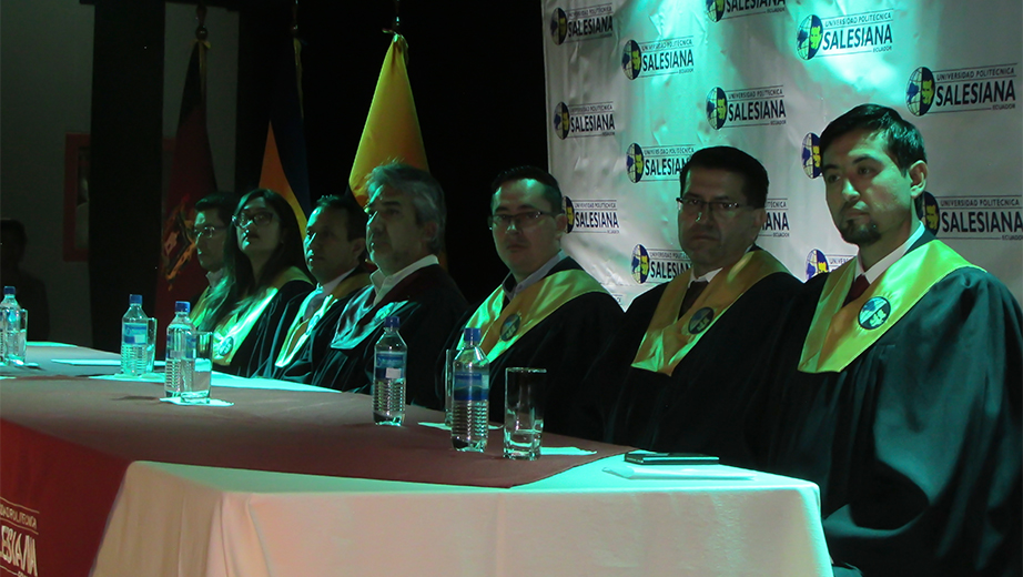 Mesa directiva presidida de la primera ceremonia de graduación