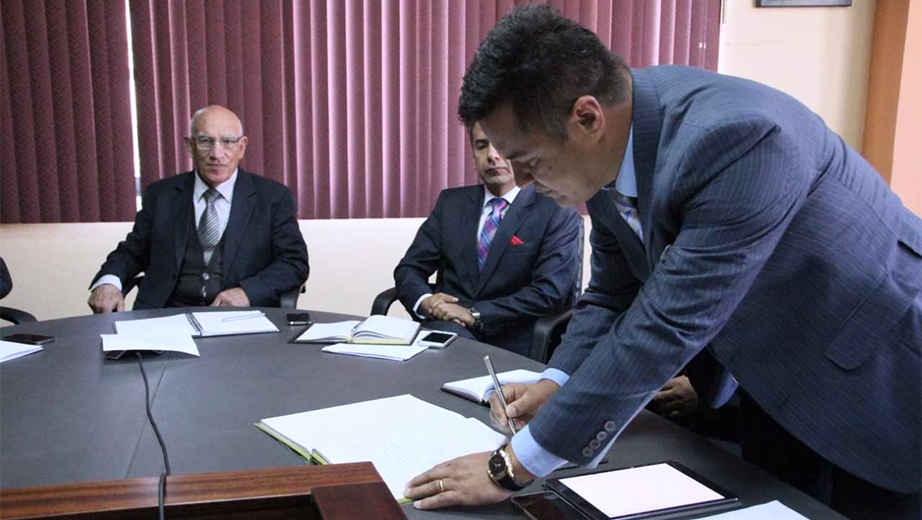 Diego Pañaloza Rivera signing his designation