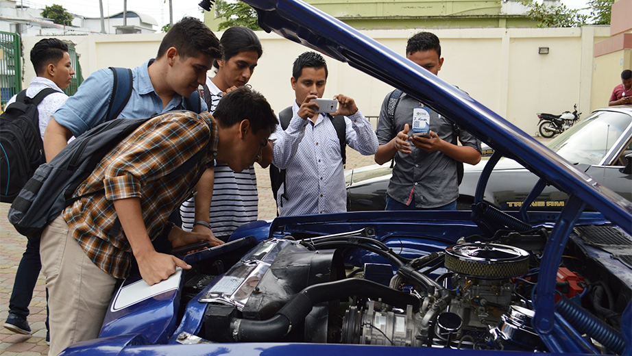 Exhibición de autos clásicos las II Jornadas Científicas de Automotriz