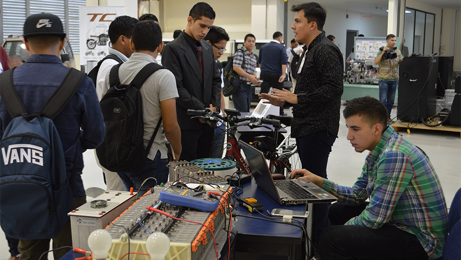 : Estudiantes de la carrera de Ing. Automotriz de la Sede Cuenca realizaron la exposición de sus proyectos académicos