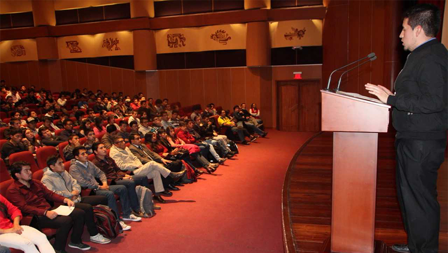 Carlos Carrillo, integrante del Grupo GIETAES, presentando el programa de tutorías