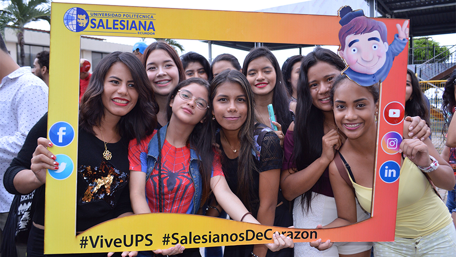 Estudiantes de la carrera de Psicología en la bienvenida universitaria 2018