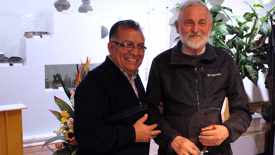 P. Francisco Sánchez, Inspector, entrega placa conmemorativa al P. Juan Bottasso, director del Museo Abya-Yala