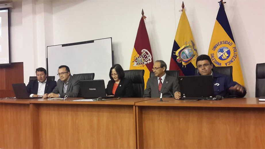 (de izq.) Fernando Pesantez, Victoria Jara, Edgar Loyola, Fernando Solórzano, Xavier Merchán en la Jornada de investigación de Educación