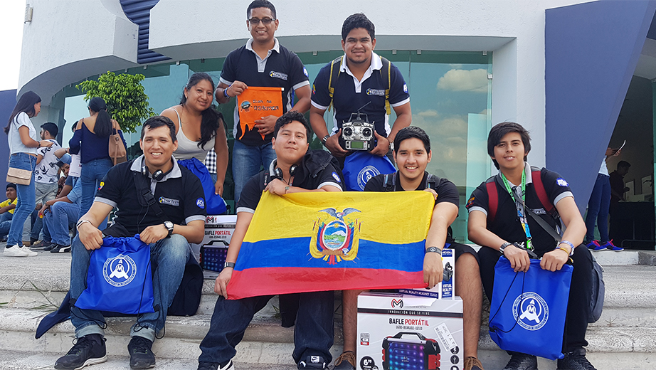 Estudiantes del Club de Robótica de la sede Guayaquil