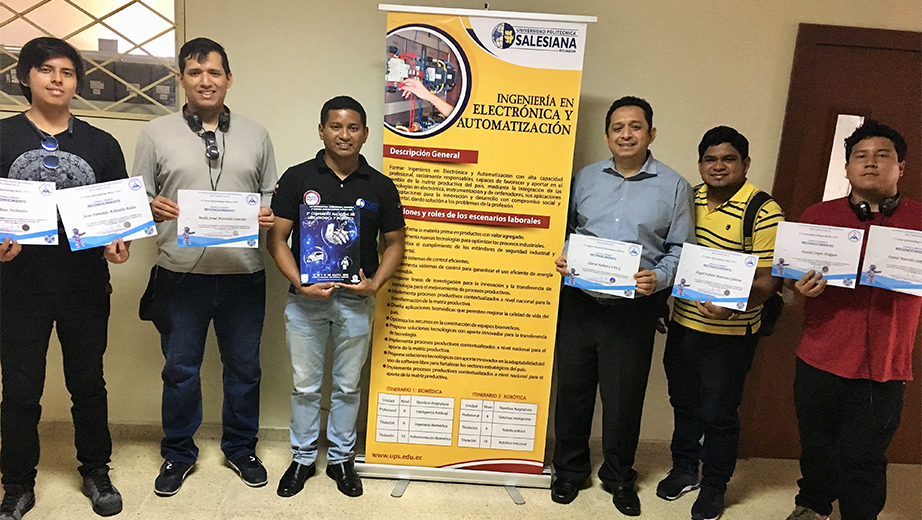 Estudiantes junto al director de la carrera de Ingeniería Electrónica