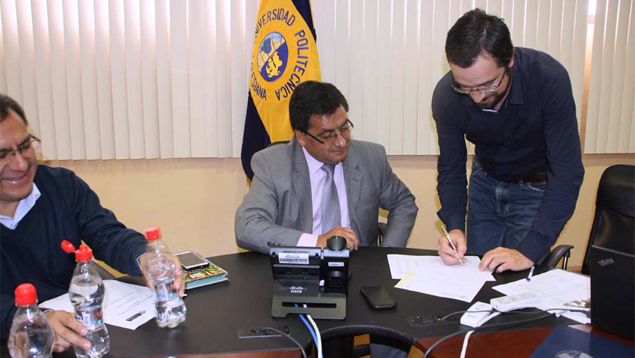 Saúl Ortiz suscribe el documento que lo posesiona como nuevo director de la carrera de Ingeniería Industrial, a lado del Vicerrector de la UPS sede Cuenca, César Vásquez