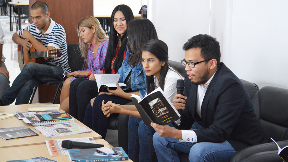 Estudiantes comparten con los asistentes las poesías del libro 