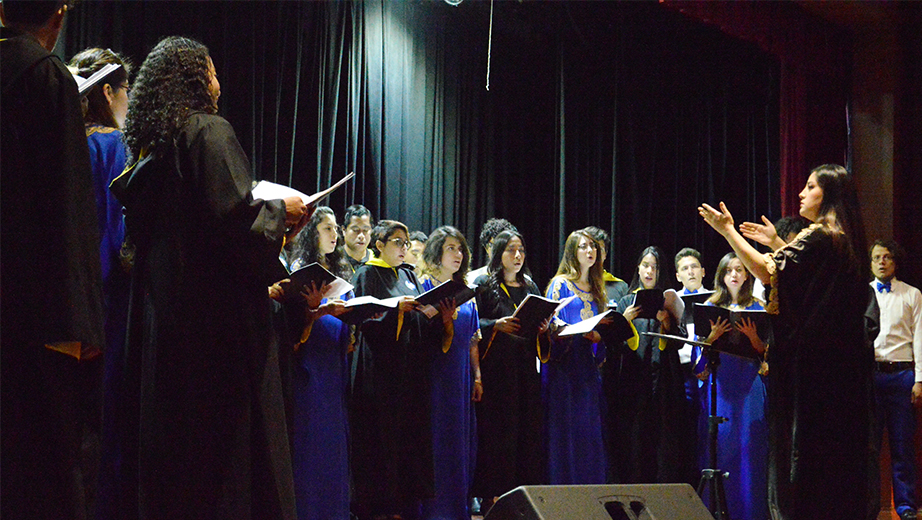 Ruth Díaz, soprano y Directora del Grupo Coral en la sede Guayaquil, durante su participación