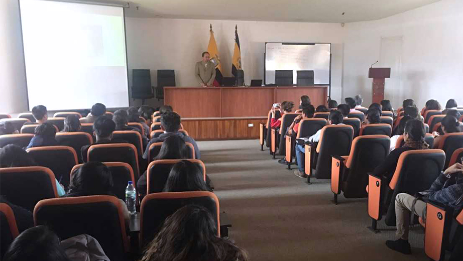 Profesor Fredi Portilla durante su conferencia en la Jornada de Farmacia Ancestral