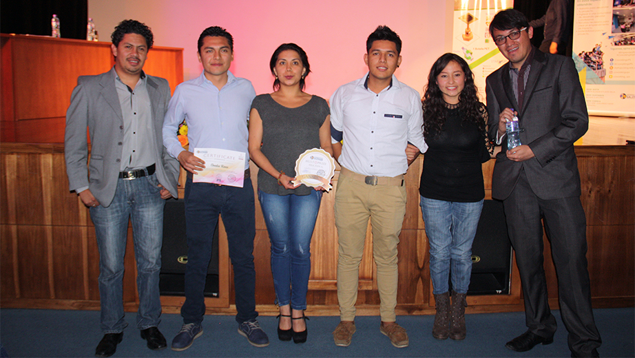 Equipo Chusku Kana durante la presentación de la propuesta del biodigestor