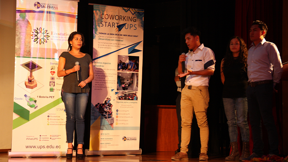 Estudiantes Paola López, Jonathan Paredes, Lisbeth Molina y Andrés Villareal en compañía del jurado calificador