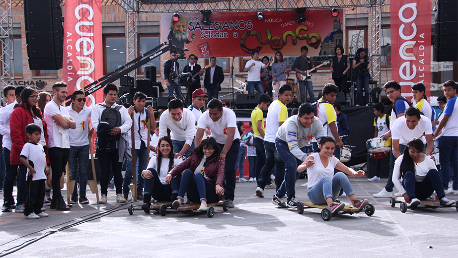 Jóvenes y niños disfrutando de la carrera de coches de madera