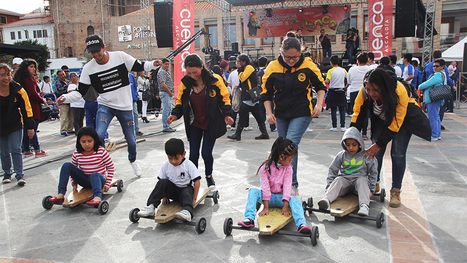 Jóvenes y niños disfrutando de la carrera de coches de madera