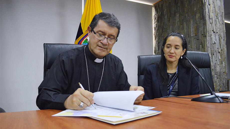 Monseñor Luis Cabrera, Arzobispo de Guayaquil y Alice Naranjo, coordinadora Grupo de Tecnologías de Información y Comunicación Asociadas a la Discapacidad