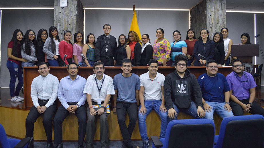 Estudiantes y profesores de La Salesiana junto a representantes de la Arquidiócesis de Guayaquil