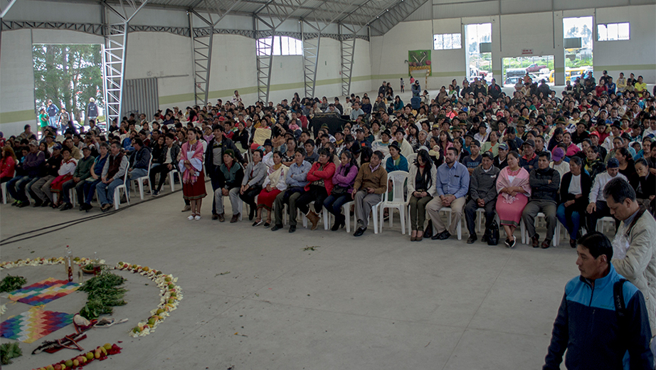 Pobladores de la zona en el Centro de Convenciones Pedro Moncayo, Tabacundo, durante la ceremonia de inicio del proyecto