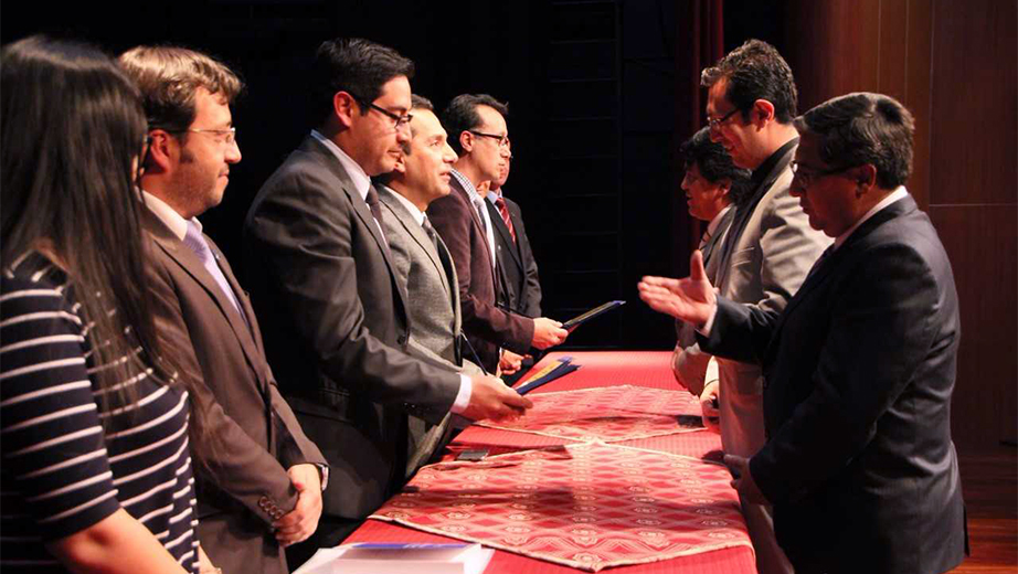 Entrega de reconocimiento a los exdirectores de la Carrera de Ingeniería Automotriz UPS sede Cuenca