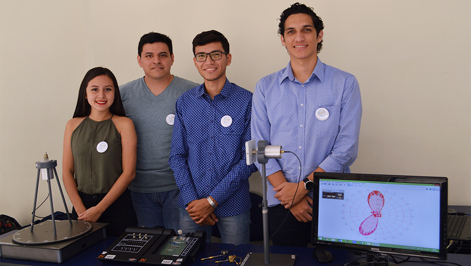 Estudiantes del club de Telecomunicaciones presentando su trabajo de investigación