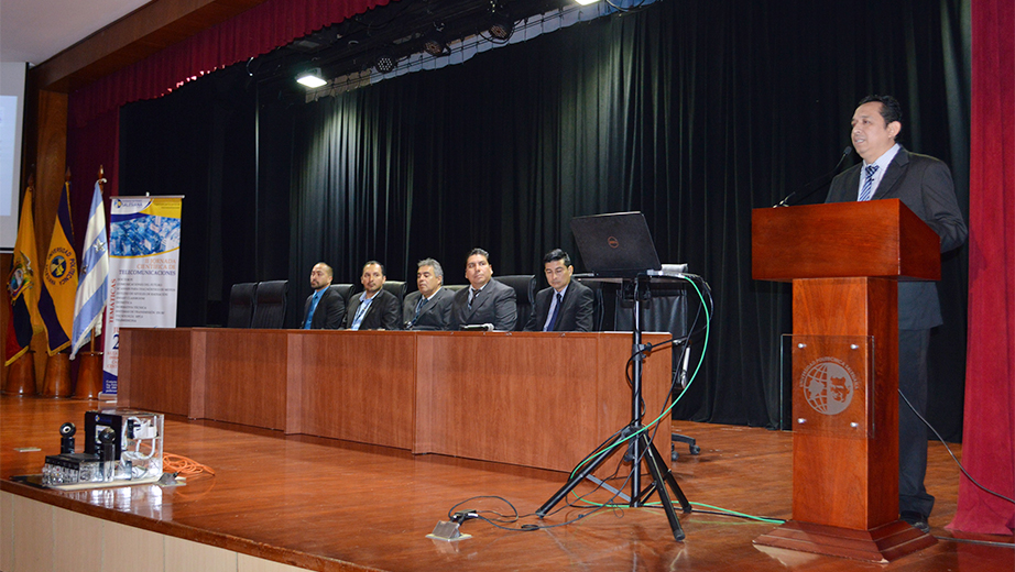 Víctor Huilcapi, director de la carrera, durante el discurso de bienvenida