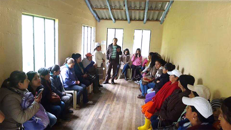 Estudiantes de Biotecnologia de los Recursos Naturales (UPS) reunidos con los miembros de la comunidad