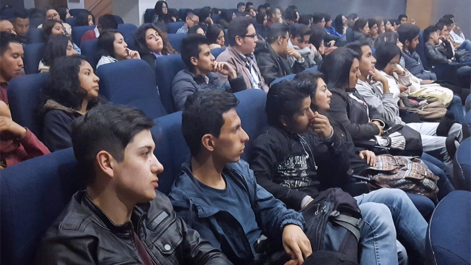 Estudiantes presentes en el foro