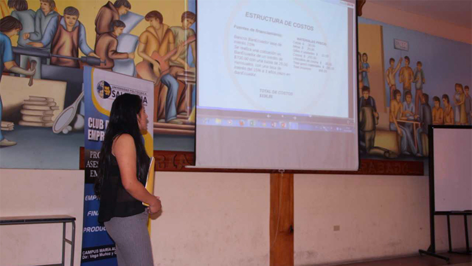 Coordinadora del PAE, Ana Julia Vega, explicando el funcionamiento del proyecto