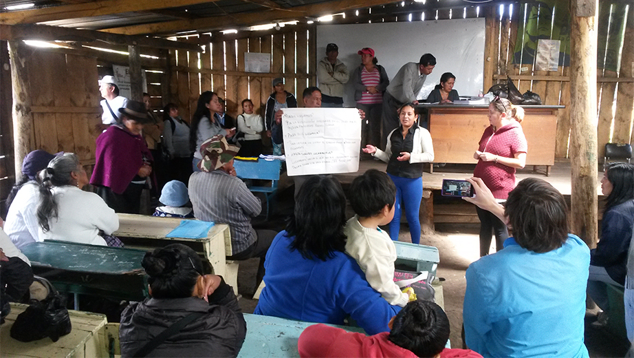 Taller de convivencia comunitaria, coordinado por Gino Grondona y estudiantes de Psicología, en el barrio Los Pinos, parroquia de Cutuglagua
