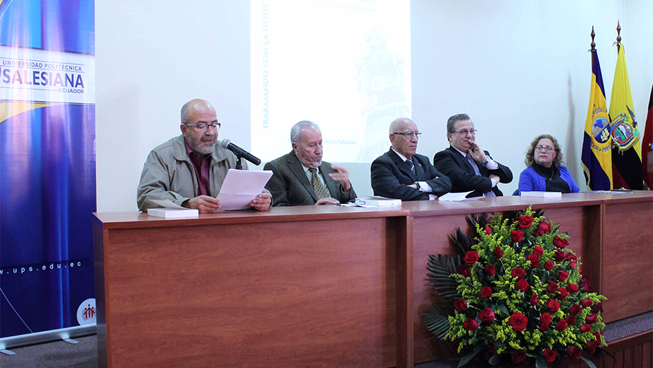 Mesa directiva en el evento del lanzamiento del libro en la Sede Quito