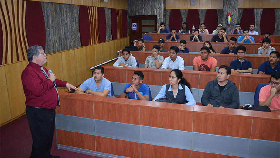 Estudiantes de la carreras de Ingeniería en Electricidad durante la conferencia dictada por Manuel Bermúdez