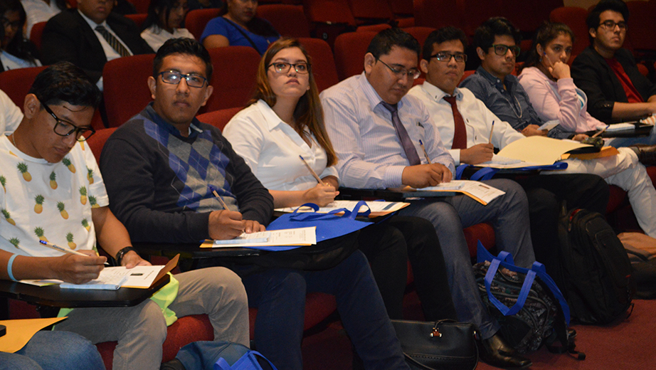 Estudiantes de La Salesiana durante los ejercicios prácticos el taller de Mentoring Laboral.